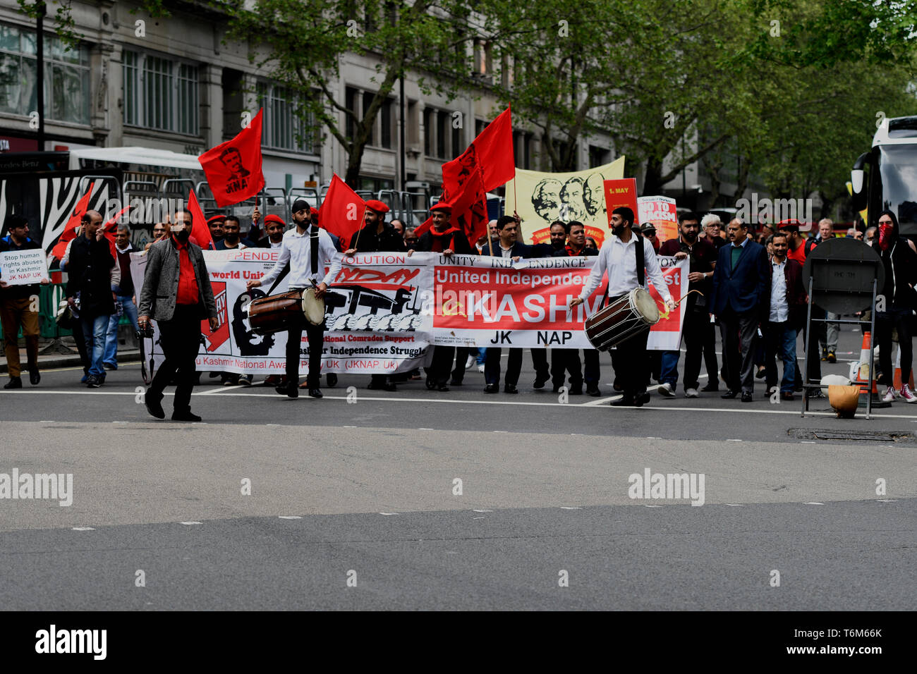 Die Demonstranten werden gesehen, Schlagzeug spielen während der Rallye. Die Demonstranten marschierten durch die Londoner Innenstadt zu einer Kundgebung auf dem Trafalgar Square anspruchsvolle Besseres Gehalt und die Rechte der Arbeitnehmer am 1. Mai. Stockfoto