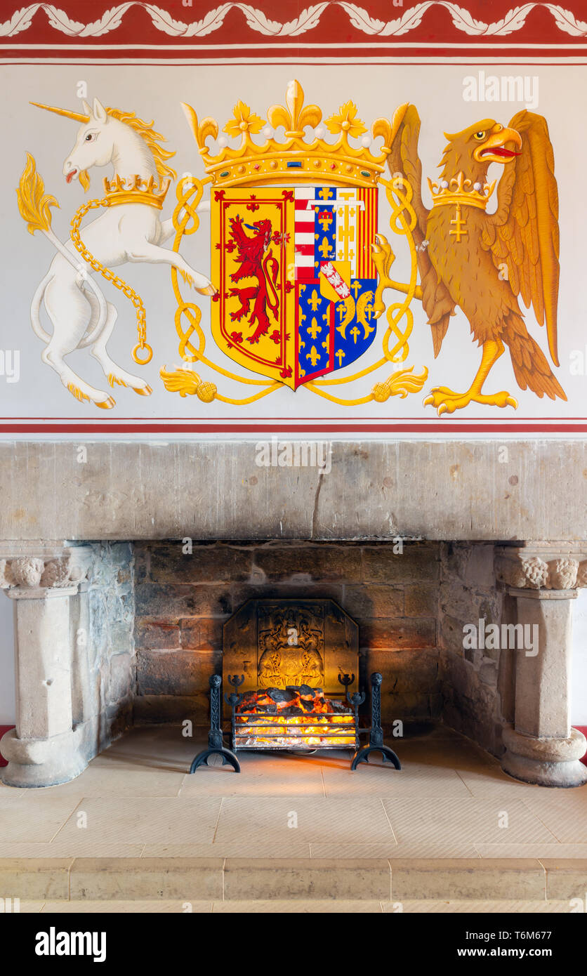 Mittelalterliches Zimmer des Stirling Castle mit Feuerstelle und Wanddekorationen Stockfoto