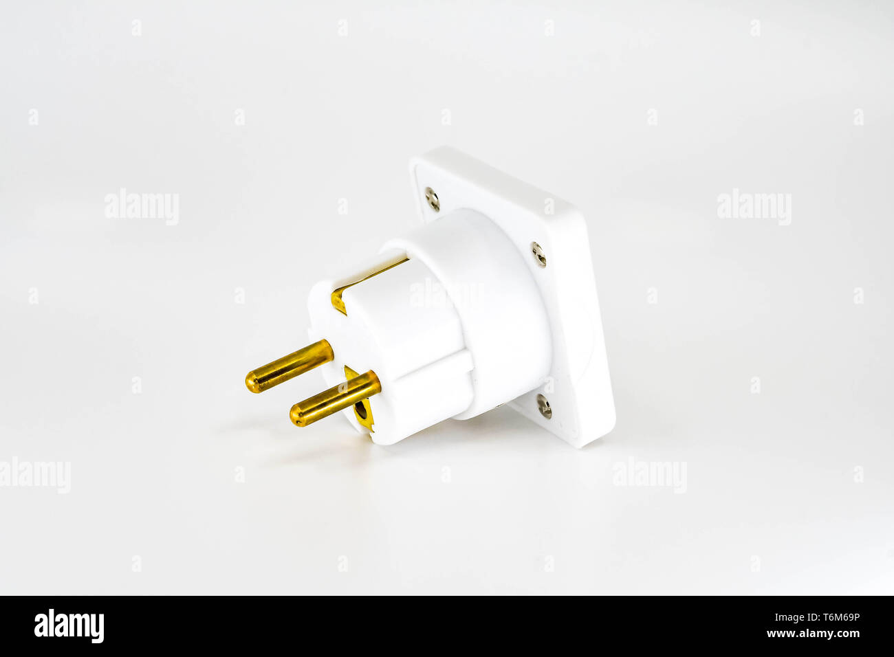 Nahaufnahme von einem Netzschalter Travel Adapter Stecker für europäische Länder gegen einen weißen Hintergrund. Stockfoto