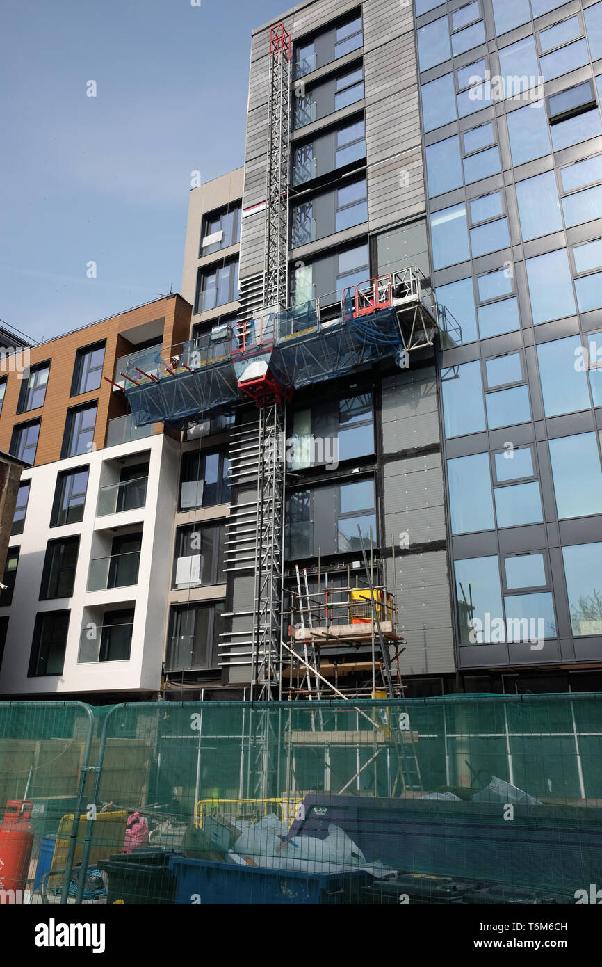 April 2019 - Mast Kletterer bei der Arbeit auf dem externen Erhöhung von einem neuen Büro an der Finzals erreichen Entwicklung in Bristol. Stockfoto