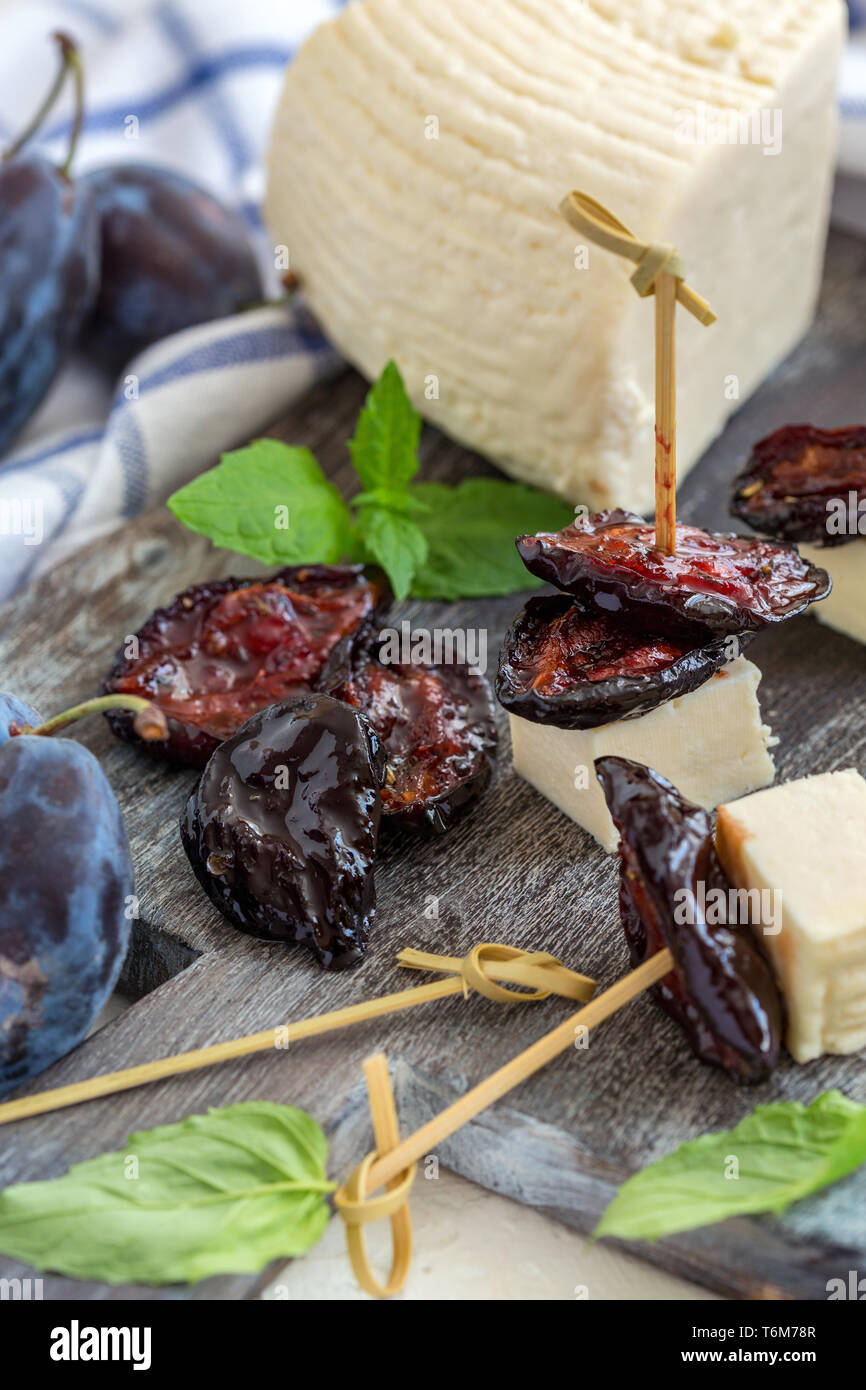 Aperitif des hausgemachten Käse und würzigen getrockneten Pflaumen. Stockfoto