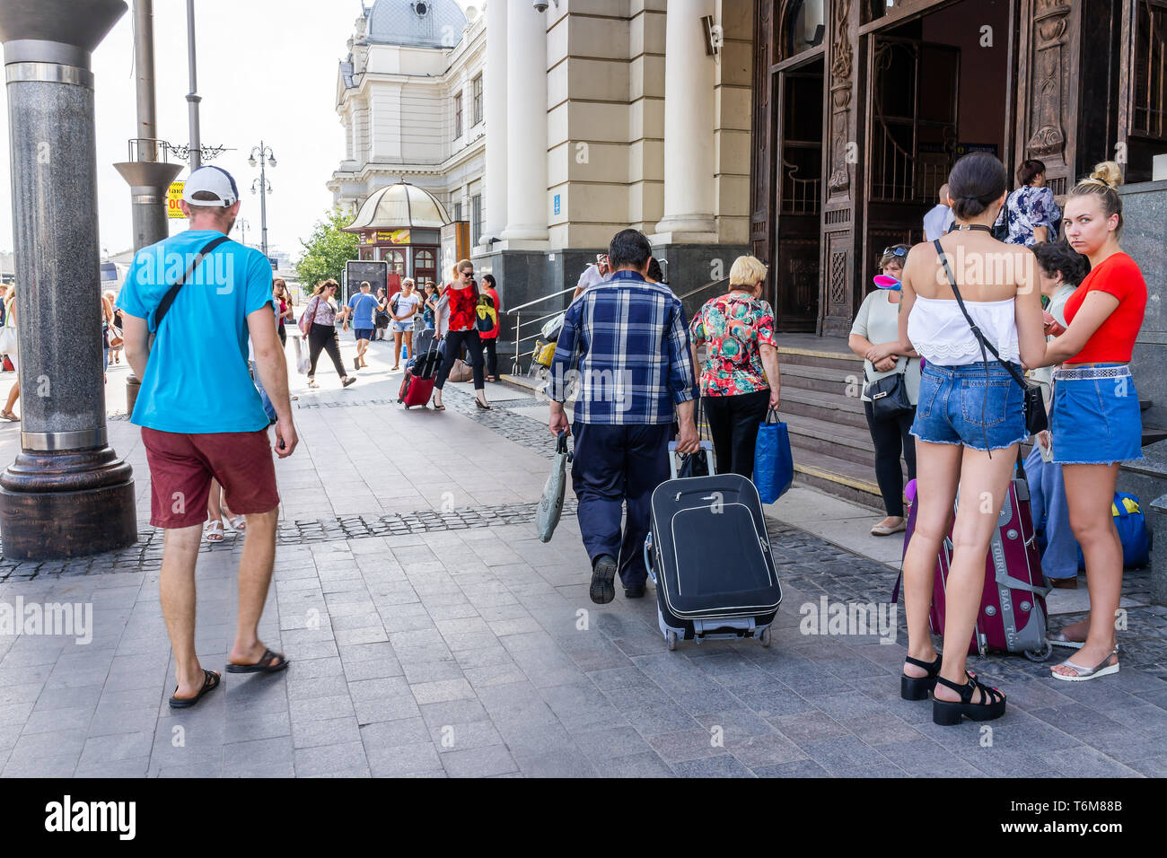 Lemberg, Ukraine - August 1, 2018: Außen Lvov Eisenbahn railway Bahnhof Vokzal im historischen ukrainischen Stadt im Sommer mit Menschen, die von Eingang Stockfoto