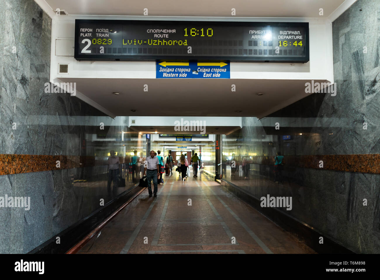 Lemberg, Ukraine - August 1, 2018: Architektur Innenraum Lvov Bahnhof Plattform mit Menschen zu Fuß in den unterirdischen Gang zu Plattform Korridor t Stockfoto