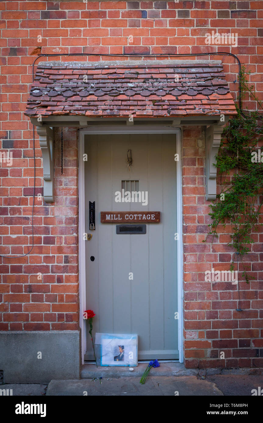 Die vordertür Mill Cottage in Goring-on-Thames, Land Home zu den späten George Michael mit Blumen und Ehrungen von Fans nach links. Stockfoto