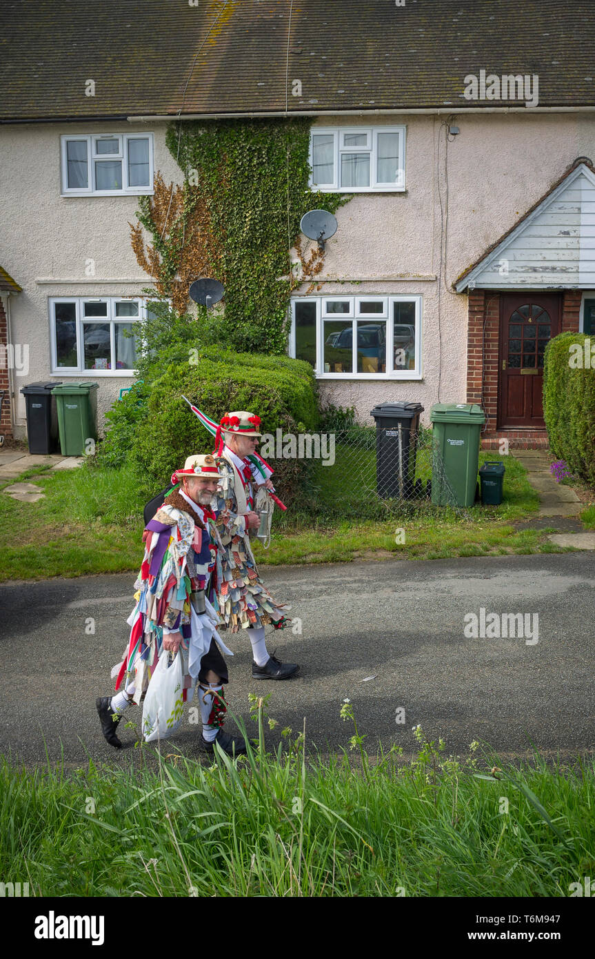 Zwei Morris Dancers Kopf für zu Hause aus dem Süden Stoke May Fair in Oxfordshire. Stockfoto