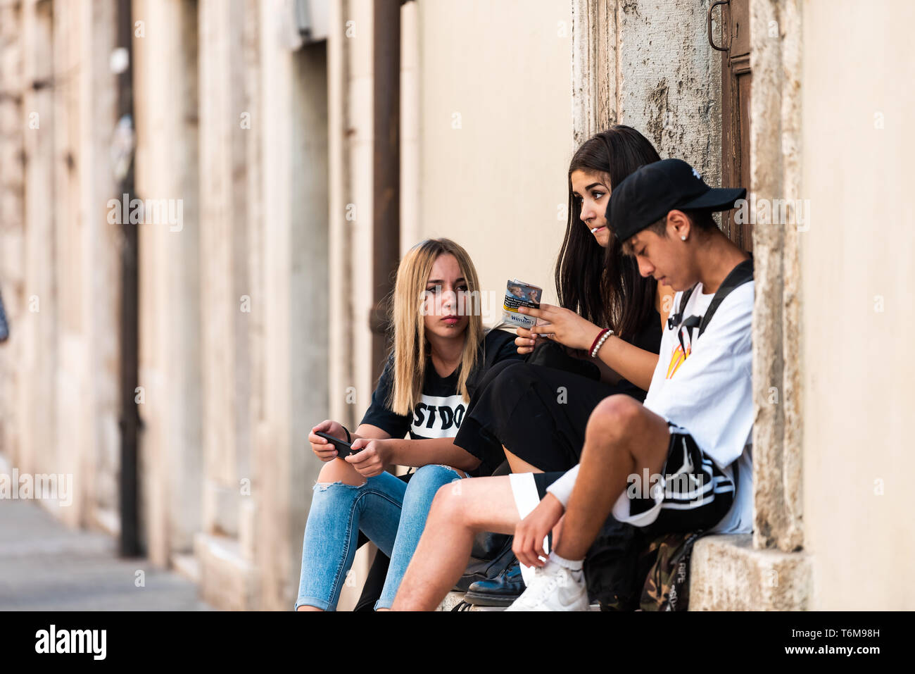 Perugia, Italien - 29 August 2018: Stadt in Umbrien mit jungen Menschen sitzt von Haus auf Sommer Tag rauchen Stockfoto