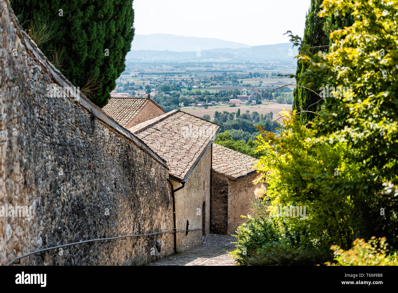 Assisi, Italien Stadt oder Dorf Stadt in Umbrien mit San Damiano Kirche weg während der sonnigen Sommertag und Straße mit niemand Stockfoto