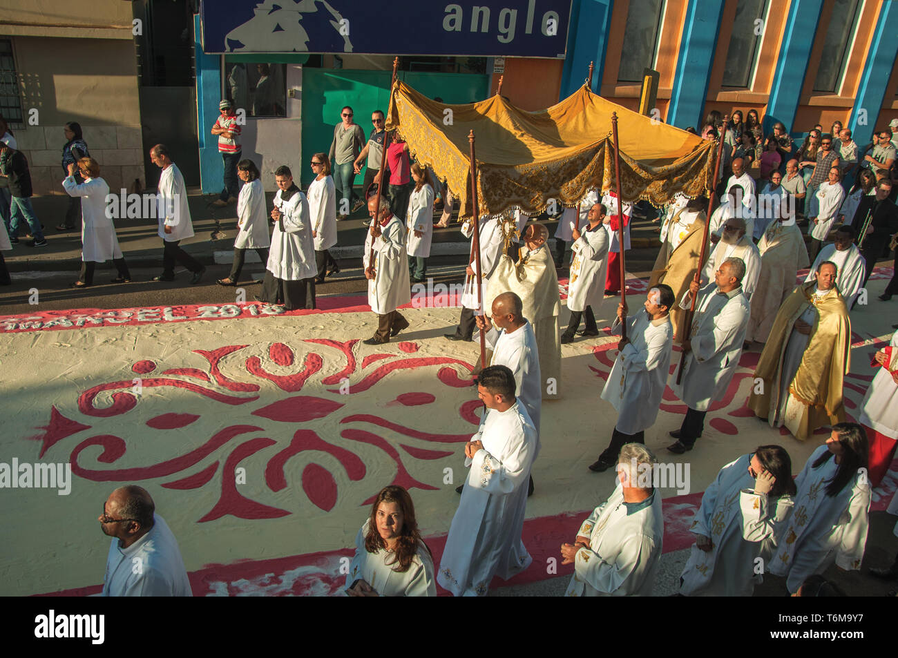 Sao Manuel, Brasilien. Religiöse Prozession vorbei an einem bunten sand Teppich an der Heiligen Woche auf der Straße von Sao Manuel, eine kleine Stadt in der Landschaft. Stockfoto