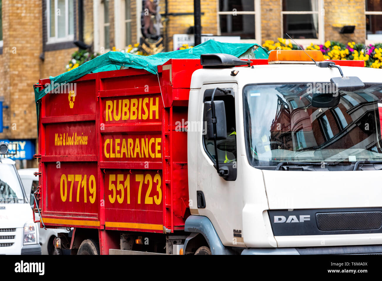 London, Großbritannien - 12 September 2018: Straße Straße mit Müll spiel Müll Lkw mit Zeichen und rote Farbe Stockfoto