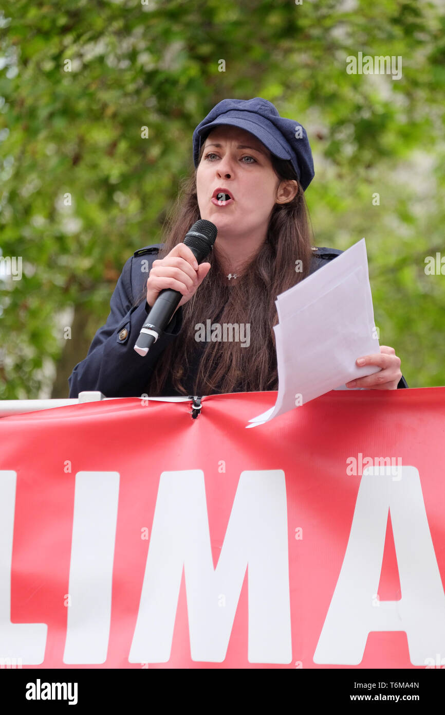 Der stellvertretende Vorsitzende der Grünen Partei, Amelia Womack Adressen Rallye als MPs eine Bewegung eine formale Klima Notstand auszurufen unterstützen Stockfoto