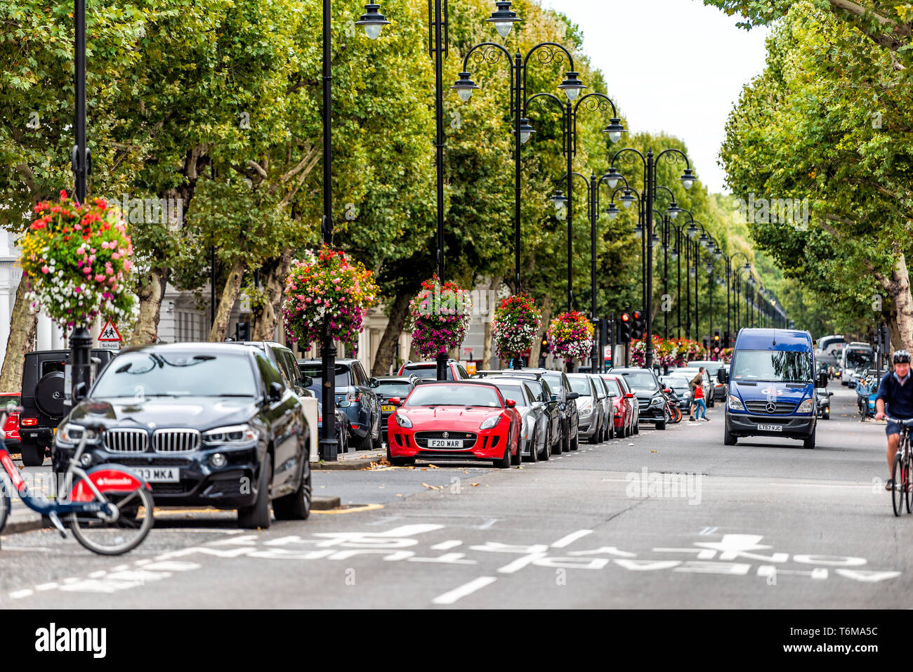 London, Großbritannien - 16 September 2018: Nachbarschaft Bezirk von Kensington und Chelsea mit Straße Straße Autos und Blume hängenden Korb Dekorationen Stockfoto
