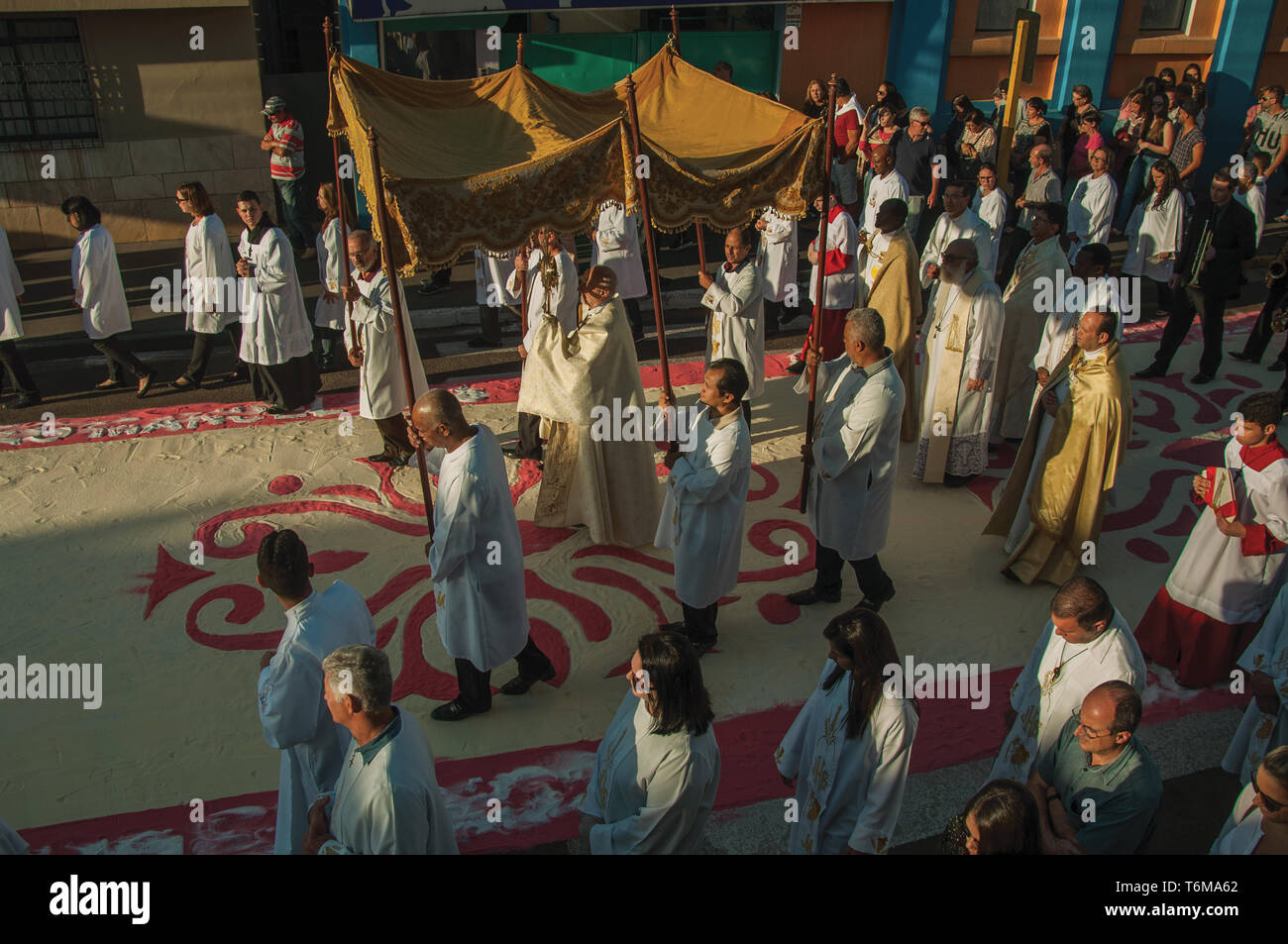 Sao Manuel, Brasilien. Religiöse Prozession vorbei an einem bunten sand Teppich an der Heiligen Woche auf der Straße von Sao Manuel, eine kleine Stadt in der Landschaft. Stockfoto