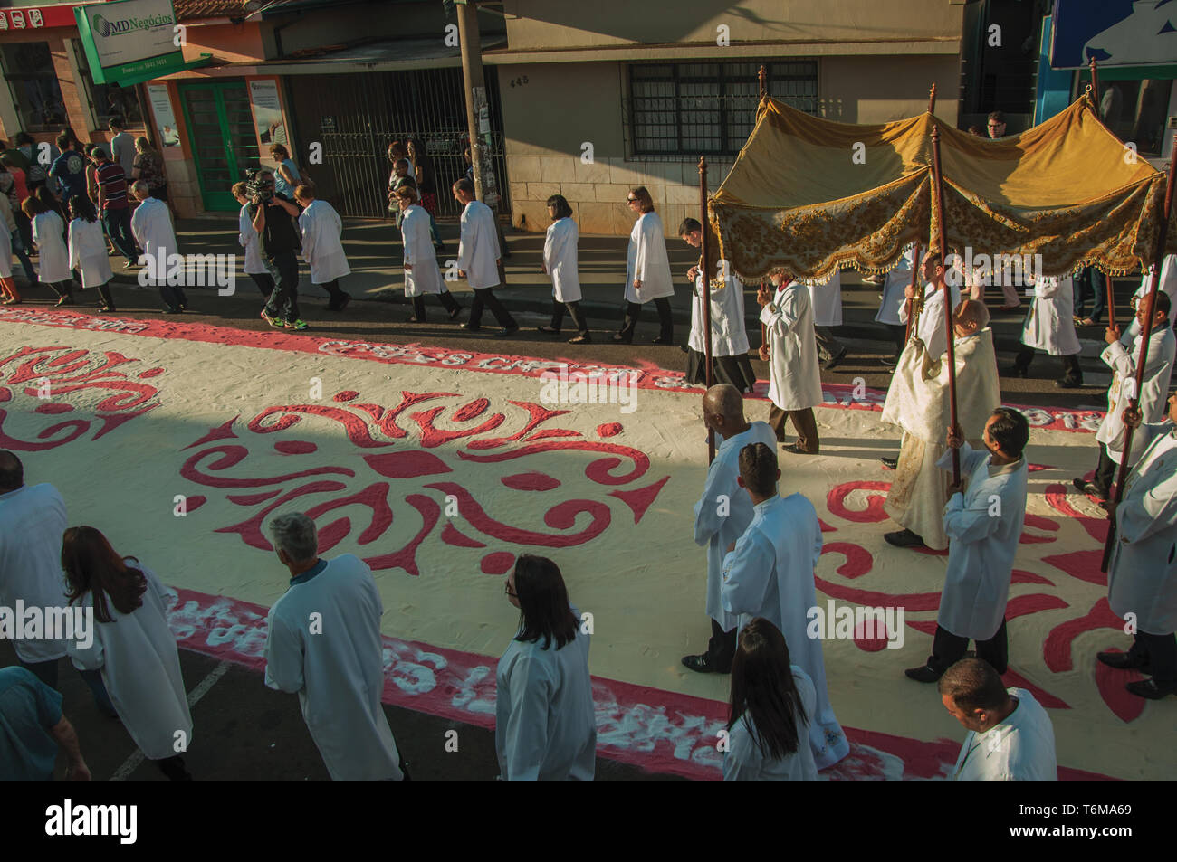 Sao Manuel, Brasilien. Religiöse Prozession vorbei an einem bunten sand Teppich an der Heiligen Woche auf der Straße von Sao Manuel, eine kleine Stadt in der Landschaft. Stockfoto