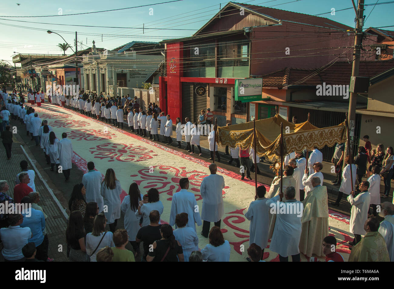 Sao Manuel, Brasilien. Religiöse Prozession vorbei an einem bunten sand Teppich an der Heiligen Woche auf der Straße von Sao Manuel, eine kleine Stadt in der Landschaft. Stockfoto