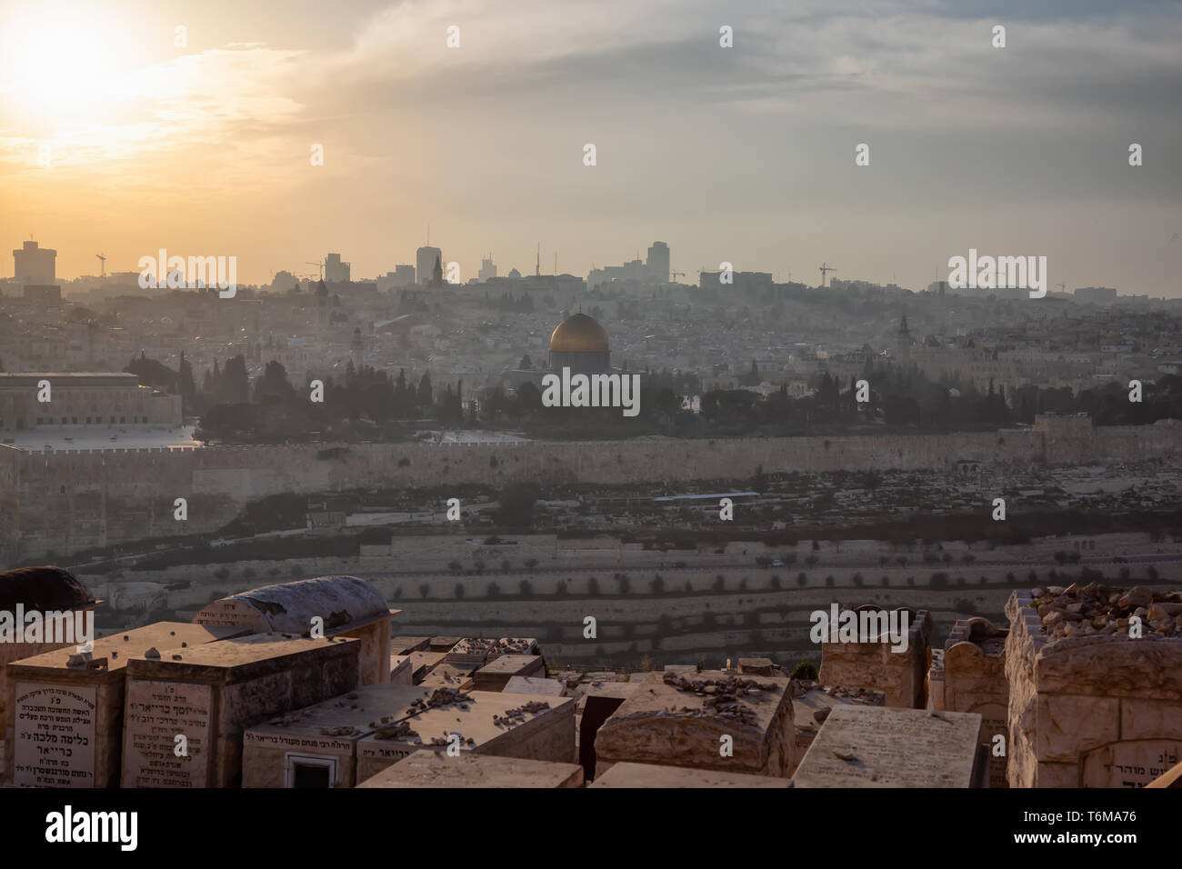 Jerusalem, Israel - 4. April 2019: Schöne Aussicht auf die Altstadt, das Grab des Propheten und Felsendom an einem sonnigen und bewölkter Sonnenuntergang. Stockfoto