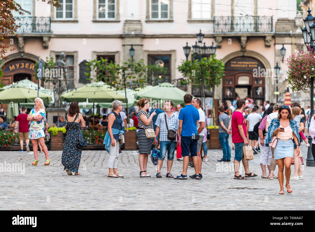 Lemberg, Ukraine - Juli 30, 2018: Historischen Ukrainischen polnische Stadt in der Altstadt mit Masse von Menschen, die von Cafés, Geschäften und Restaurants Geschäfte in Abend Markt squ Stockfoto