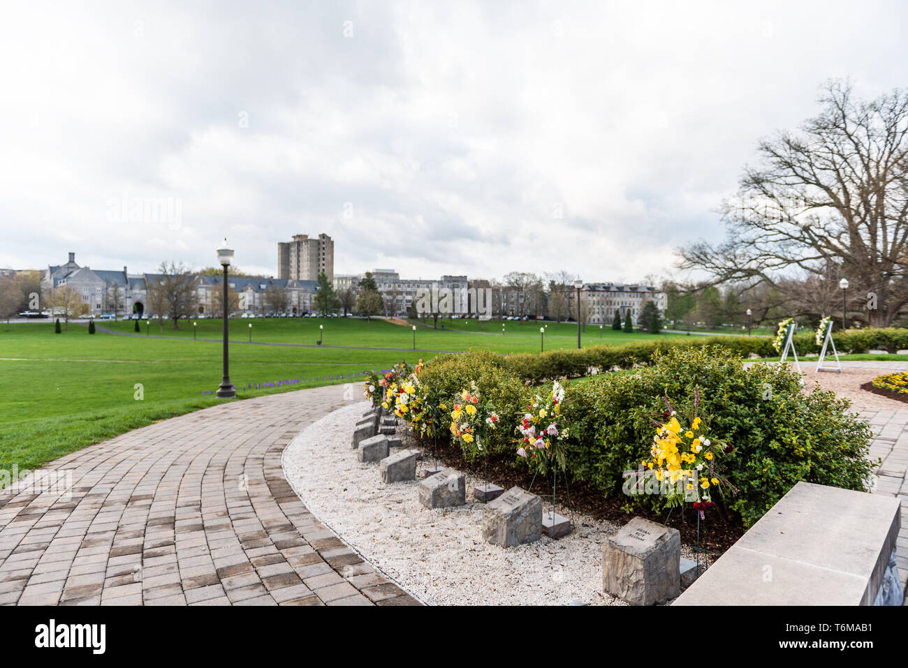 Blacksburg, USA - 18. April 2018: Virginia Tech Polytechnic Institute und an der Landesuniversität mit Rasen auf dem Campus und Blumengarten Stockfoto