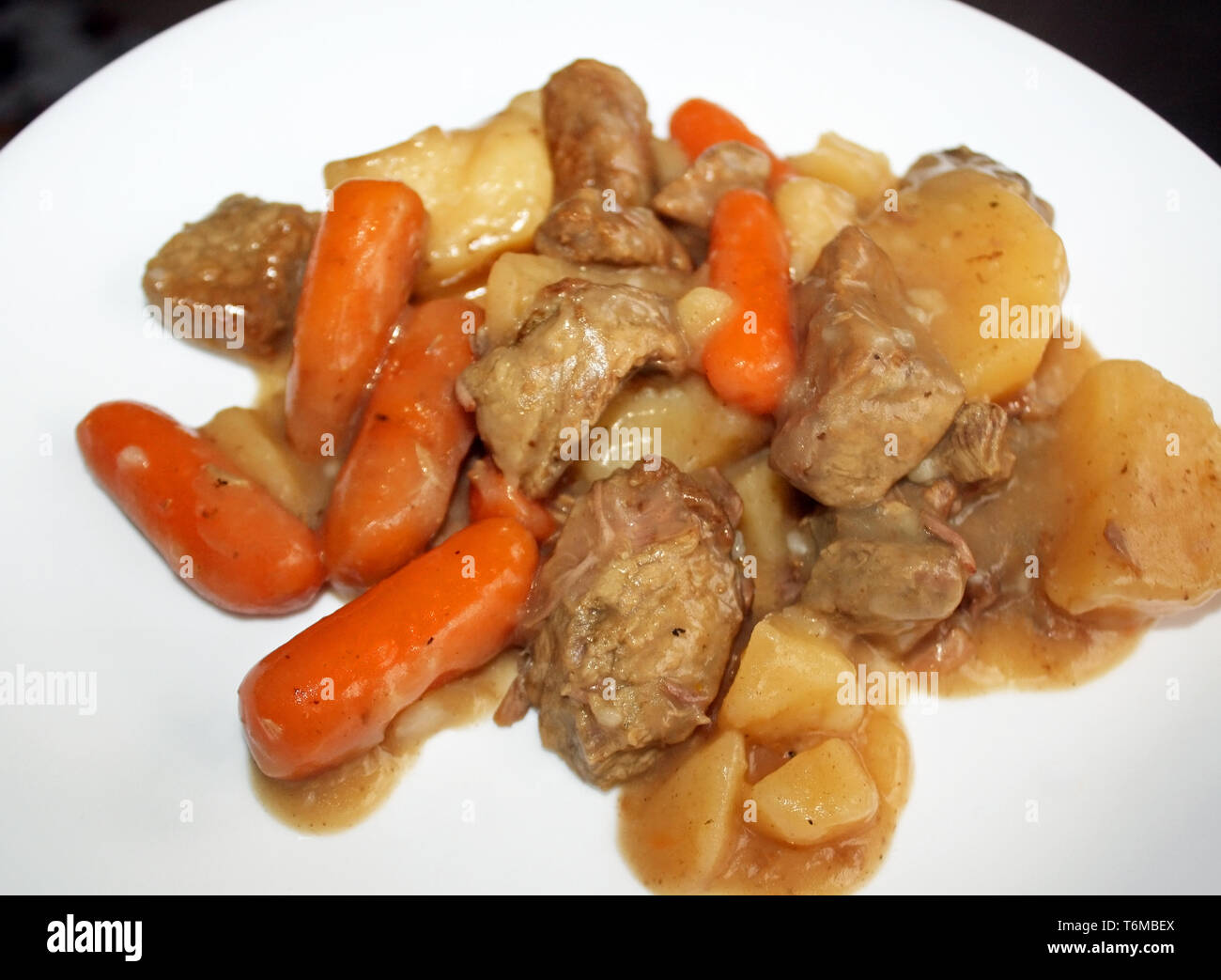 Teller mit leckeren hausgemachten Rindfleisch Eintopf. Mit Rindfleisch, Möhren und Kartoffeln Stockfoto