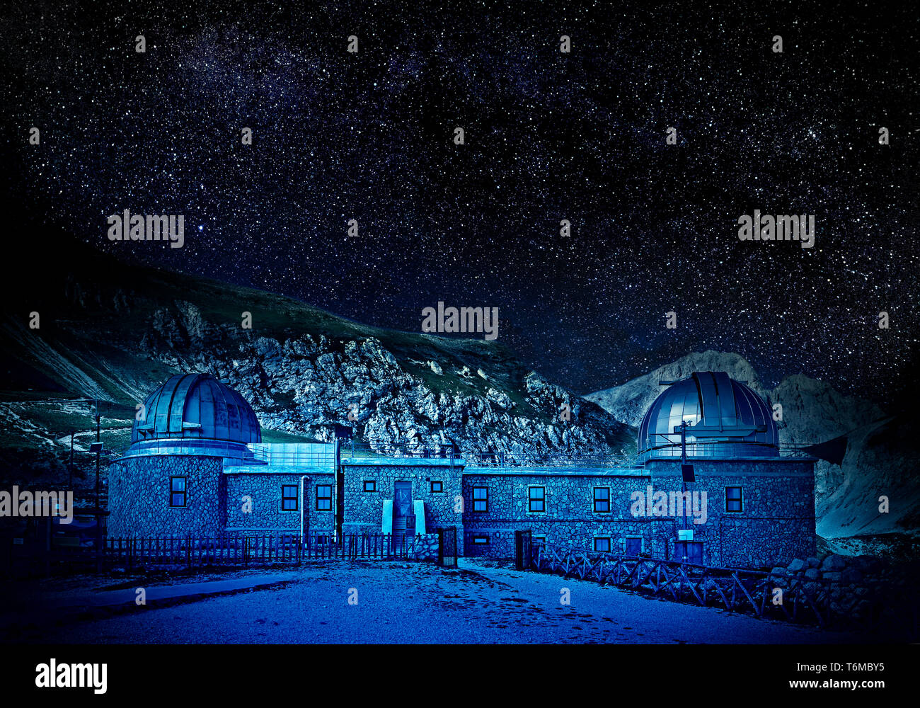 Campo Imperatore Sternwarte auf der Hochebene des Campo Imperator, innerhalb des Gran Sasso e Monti della Laga National Park, in der Nähe von L'Aquila, Abruzzen, Italien Stockfoto