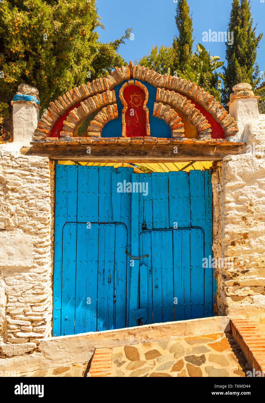 Bunte Gateway in Macharaviaya, Bergdorf und das Zuhause von internationalen Künstlern, Provinz Málaga, Andalusien, Spanien. Stockfoto
