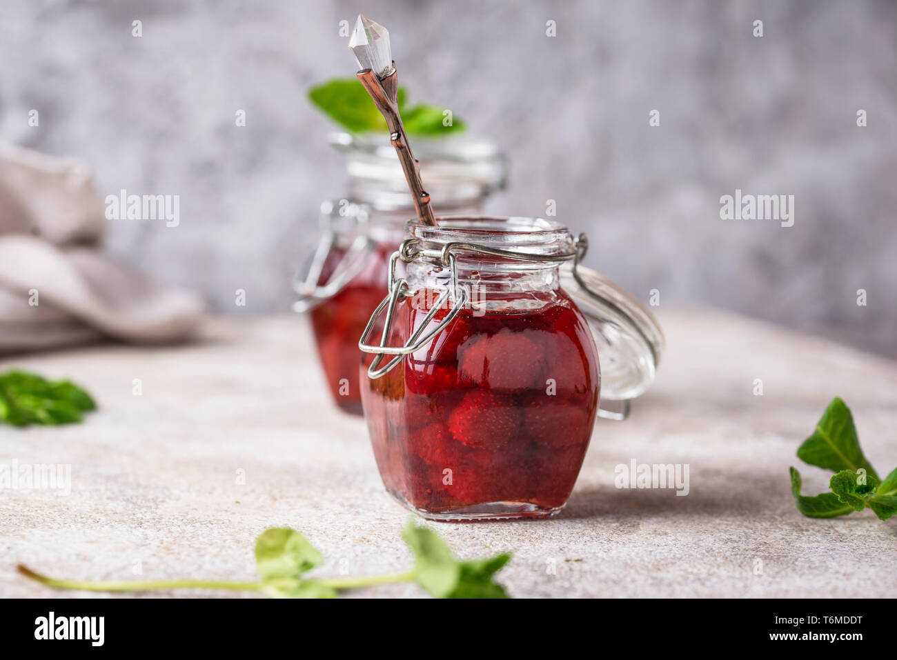 Hausgemachte Erdbeermarmelade in Glas Stockfoto