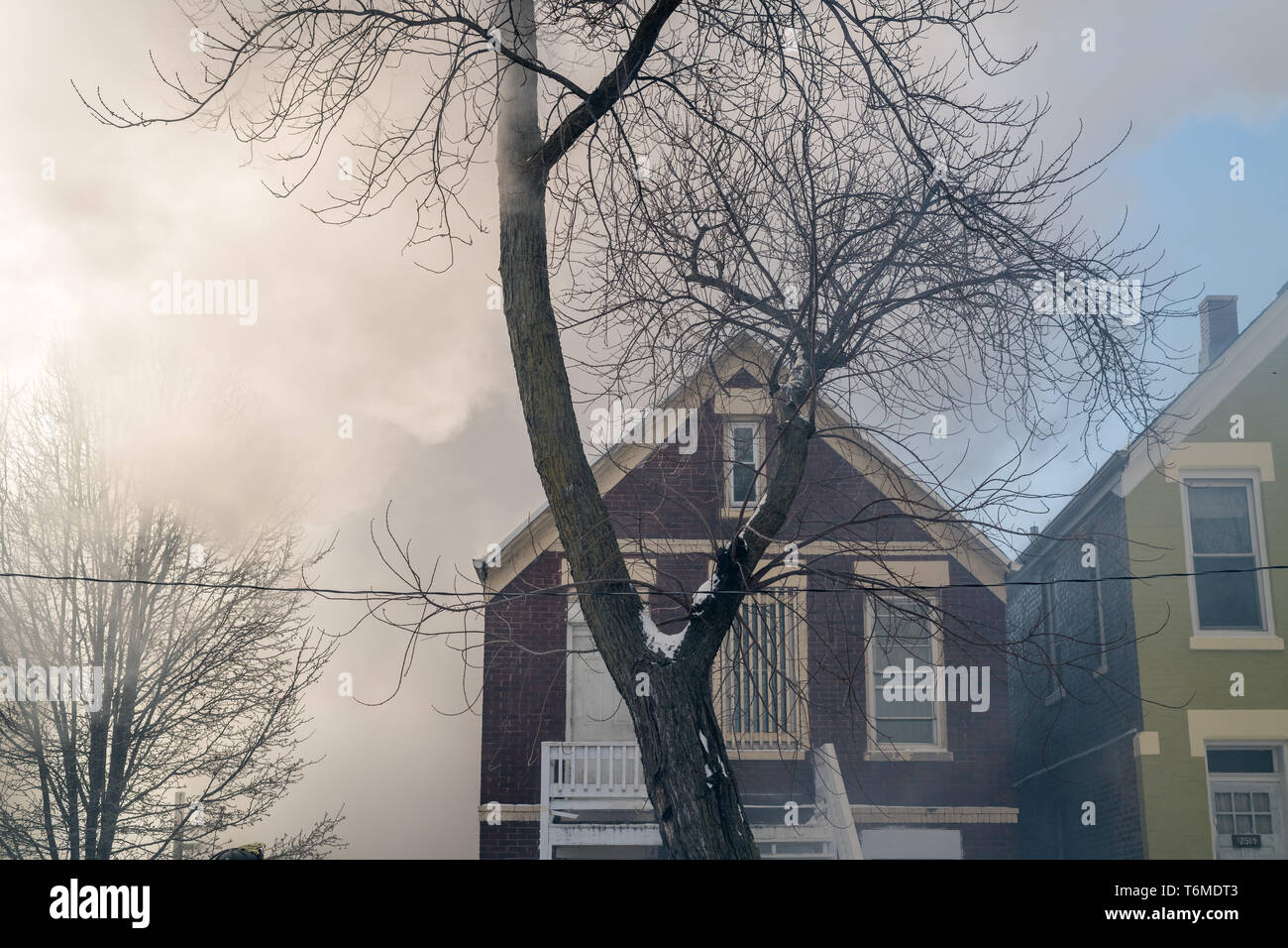 Chicago Feuerwehr reagieren auf ein Haus Feuer im kleinen Dorf Nachbarschaft, 30. Januar 2019. Stockfoto