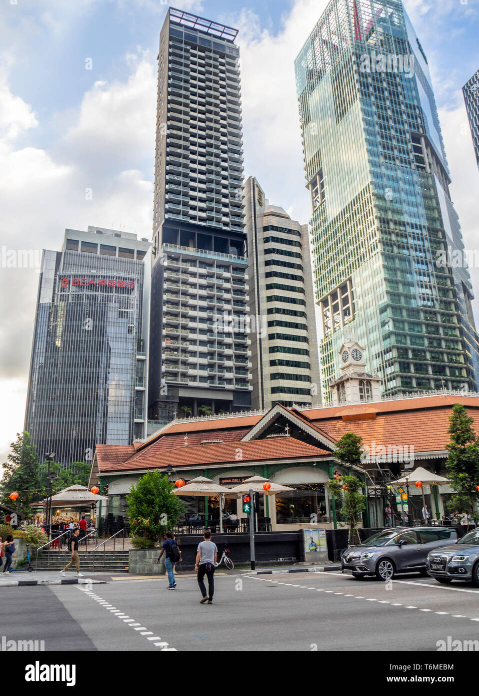 Büro- und Wohntürme Wolkenkratzer hoch über Lau Pa Sat Hawker Food Märkte in der Innenstadt von Singapur. Stockfoto