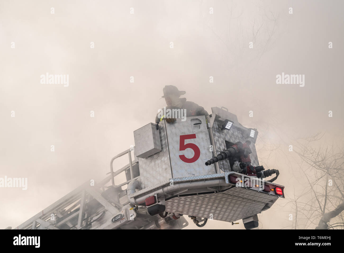 Chicago Feuerwehr reagieren auf ein Haus Feuer im kleinen Dorf Nachbarschaft, 30. Januar 2019. Stockfoto