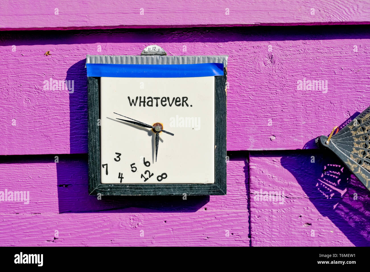 Die Zeit wird knapp, skurrile handgemachte Uhr Stockfoto