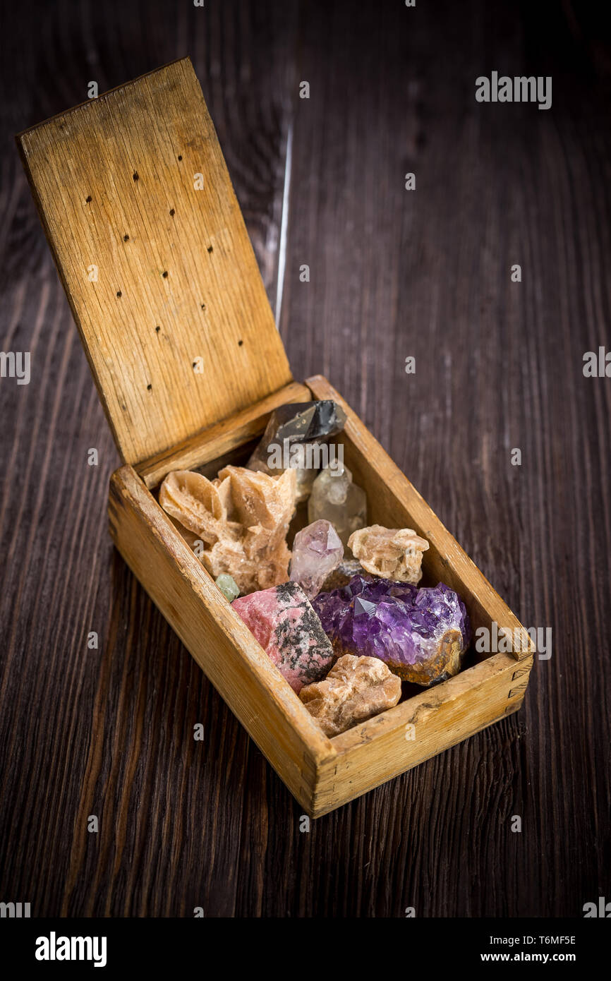 Holzkiste mit Sammlung von Gesteinen und Mineralien Stockfoto