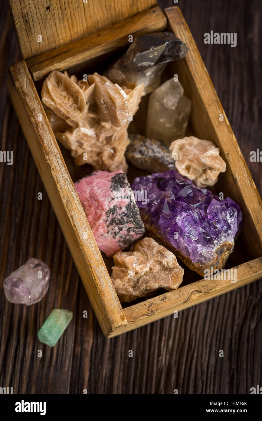 Holzkiste mit Sammlung von Gesteinen und Mineralien Stockfoto