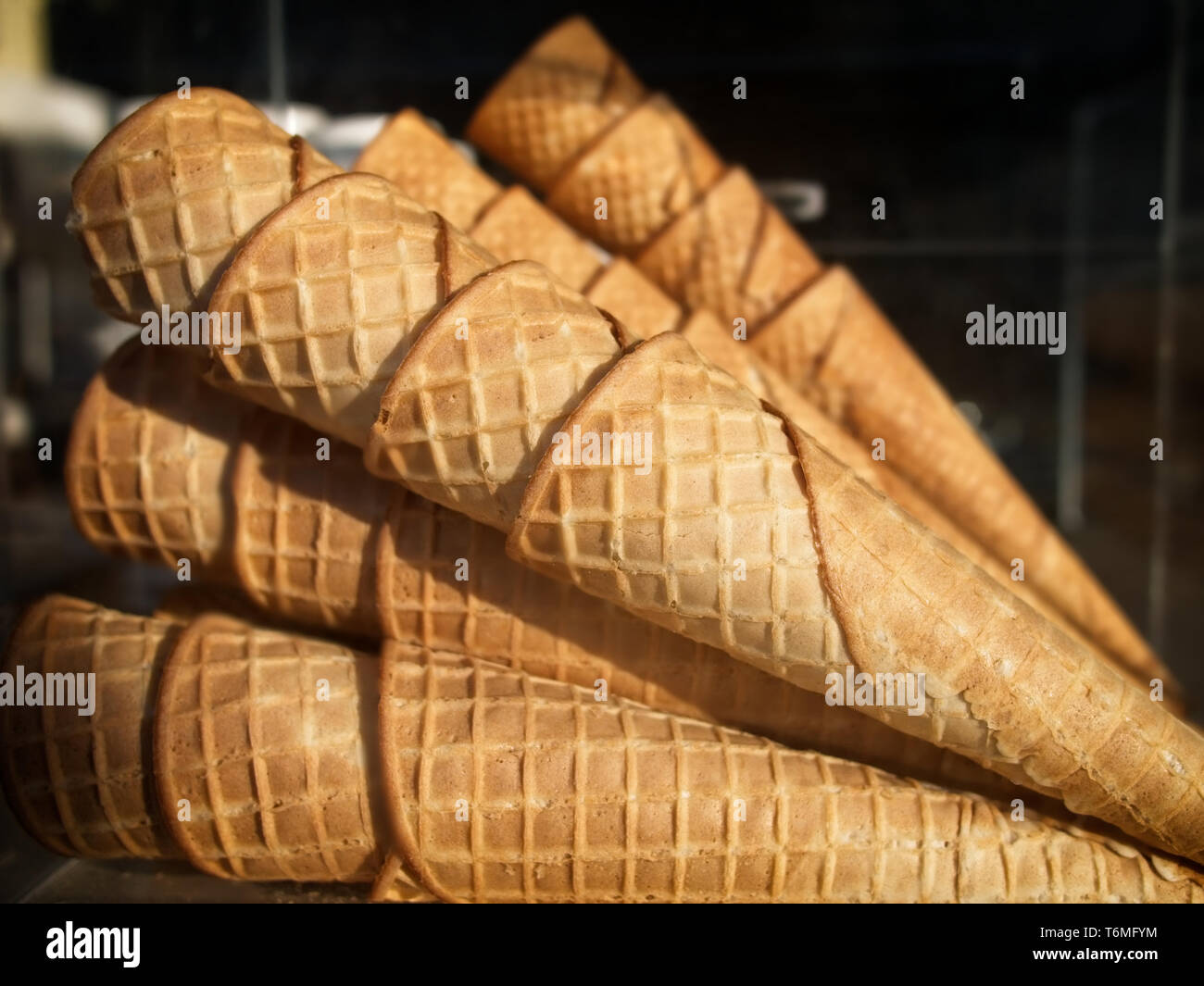 Leer gestapelt Eis Hühneraugen auf dunklem Hintergrund Stockfoto