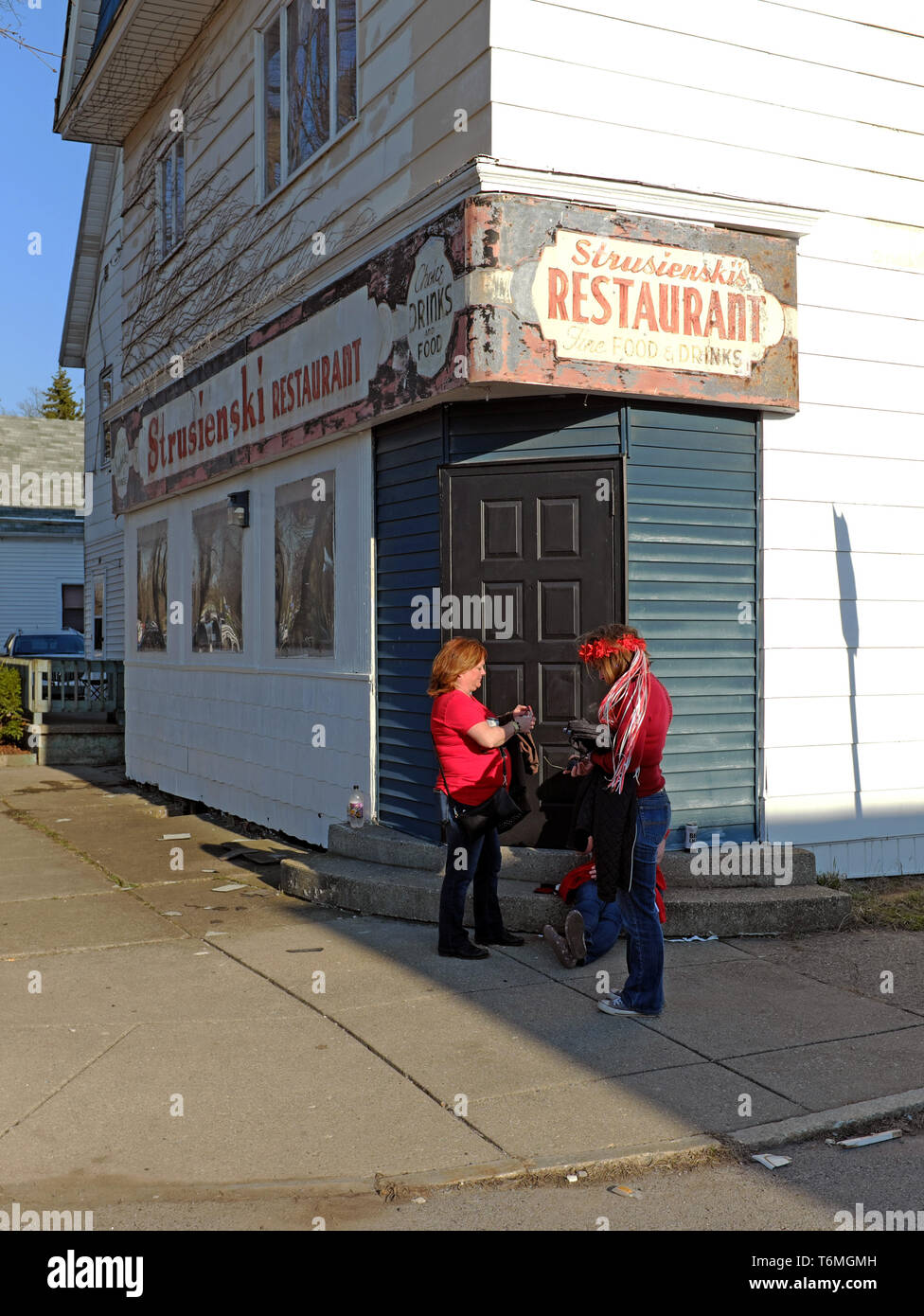 Zwei Frauen am Dyngus Day stehen vor dem Wahrzeichen Strusienskis Restaurant am Padesewski Drive im Polonia District von Buffalo, New York, USA. Stockfoto