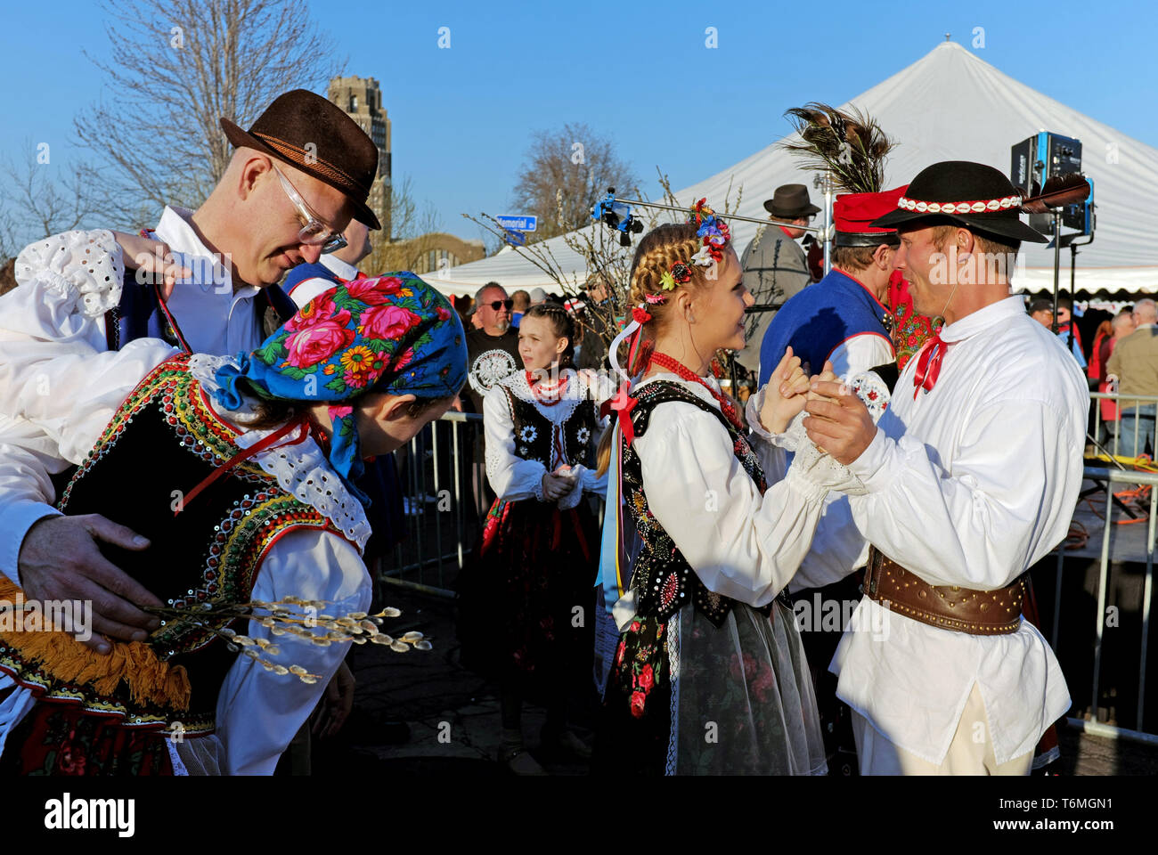 Paare, die sich auf traditionelle polnische Outfits Tanz während der 2019 Dyngus Tag Feier in Buffalo, New York, USA gekleidet. Stockfoto