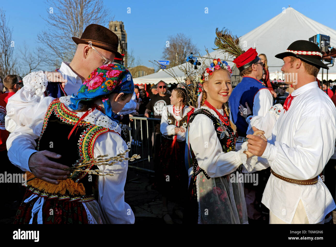 Paare, die sich auf traditionelle polnische Outfits Tanz während der 2019 Dyngus Tag Aktivitäten in Buffalo, New York, USA gekleidet. Stockfoto