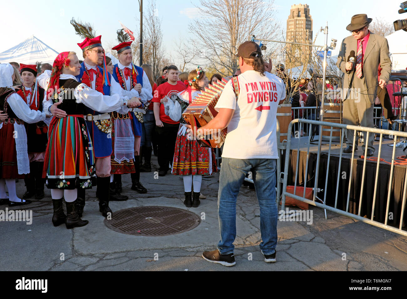 Dyngus Tag Zelebranten Tanz um den accordian Player Musik während der Feierlichkeiten in Buffalo, New York, USA. Stockfoto