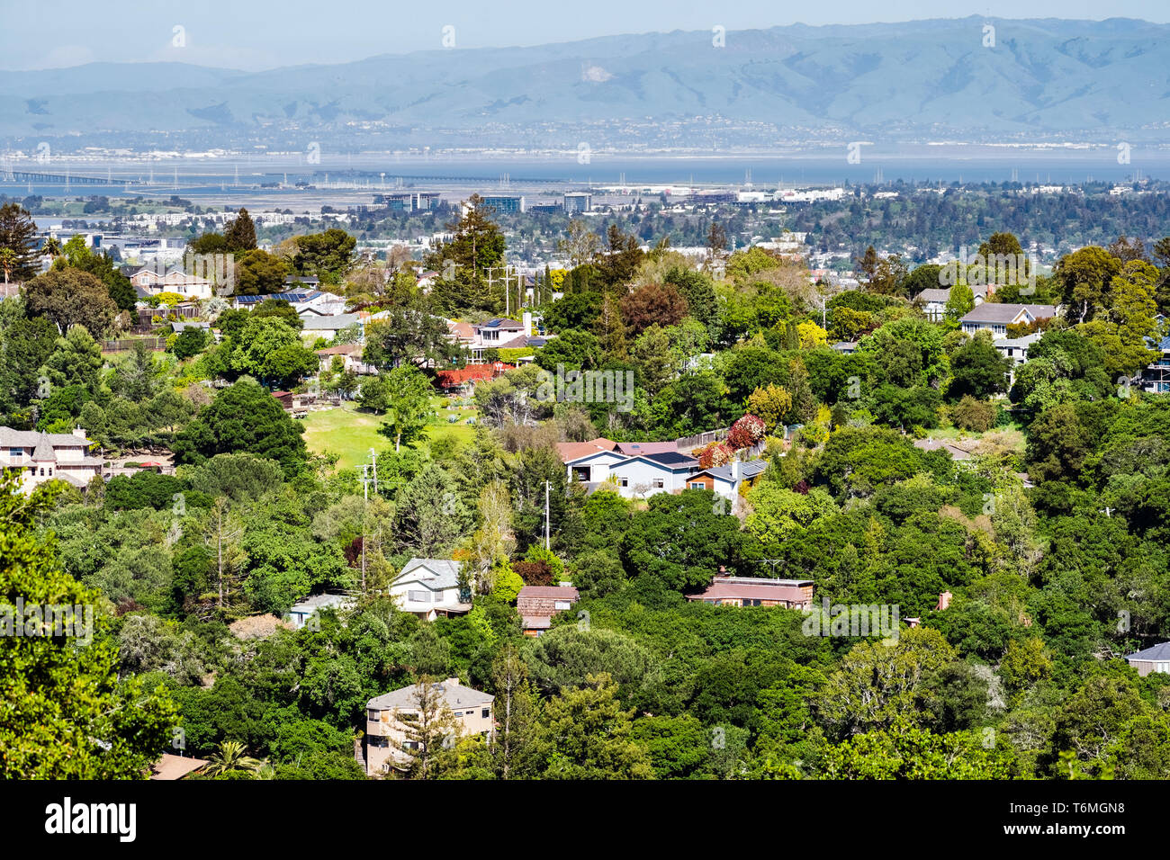 Luftaufnahme der Wohngegend; San Francisco Bay im Hintergrund sichtbar, Redwood City, Kalifornien Stockfoto