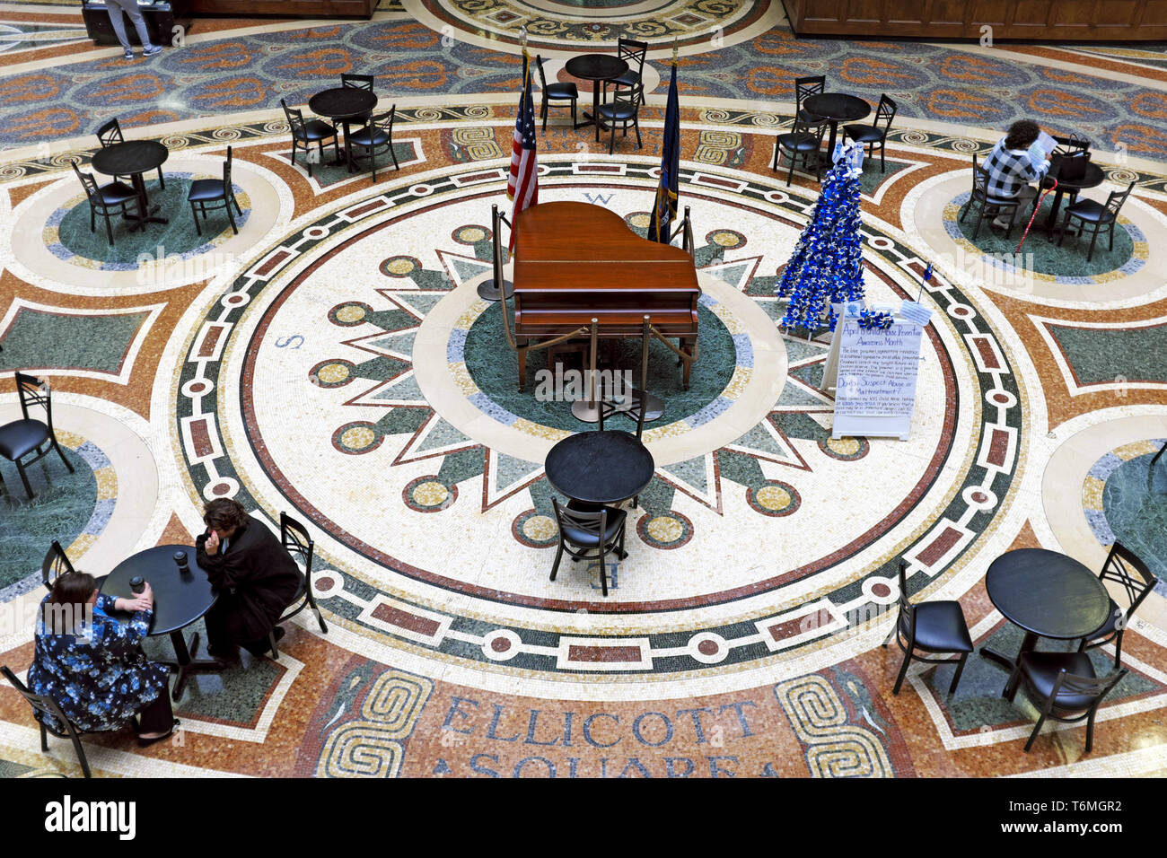 Die Lobby im Innenhof des Ellicott Square Building mit Marmormosaikboden in Buffalo, New York, USA. Stockfoto