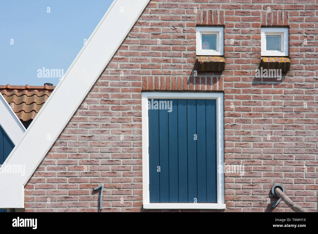 Wand mit einen großen Verschluss und zwei kleine Fenster Stockfoto