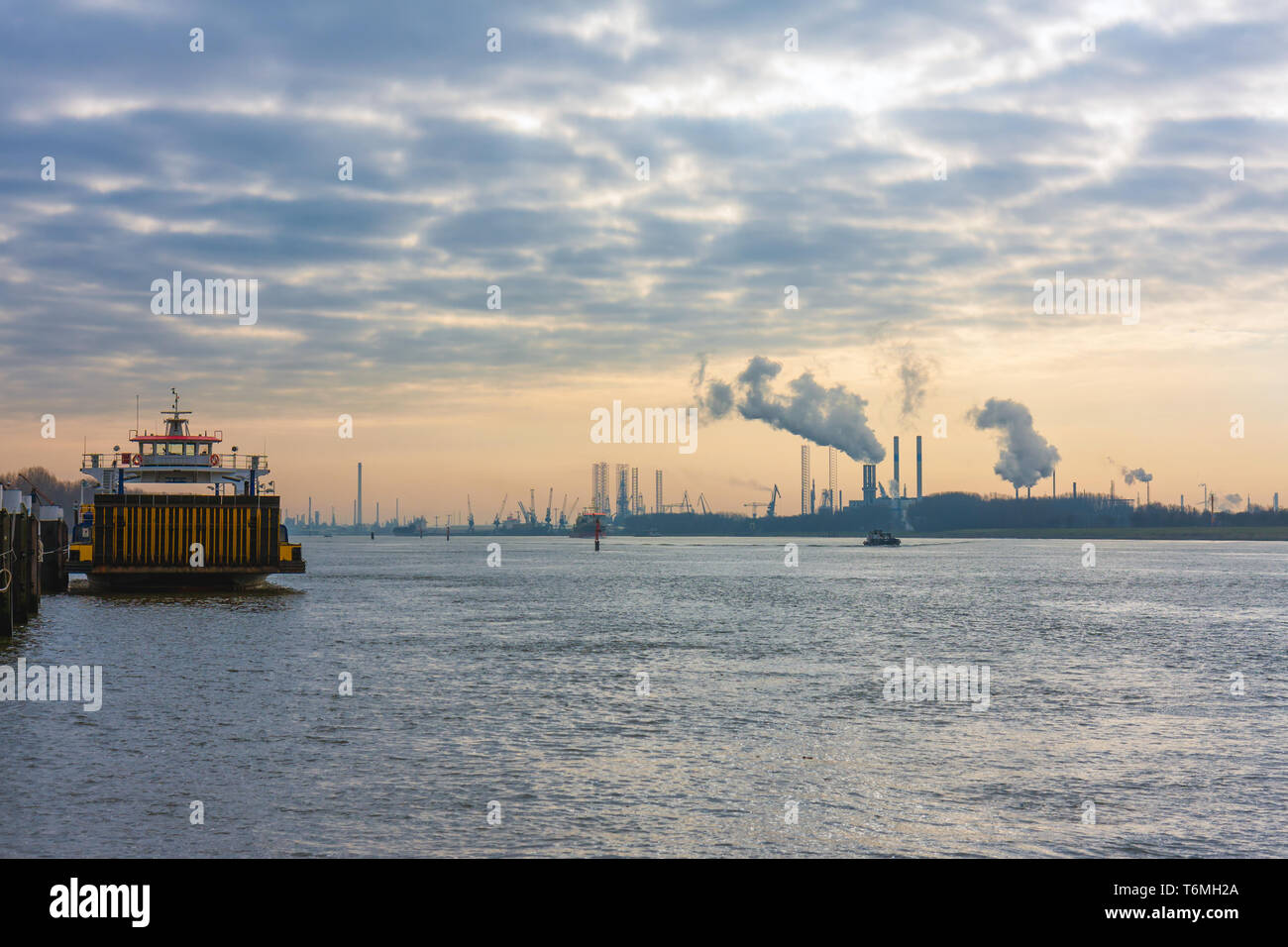 Niederländischen Hafen von Rotterdam in den frühen Morgenstunden Stockfoto
