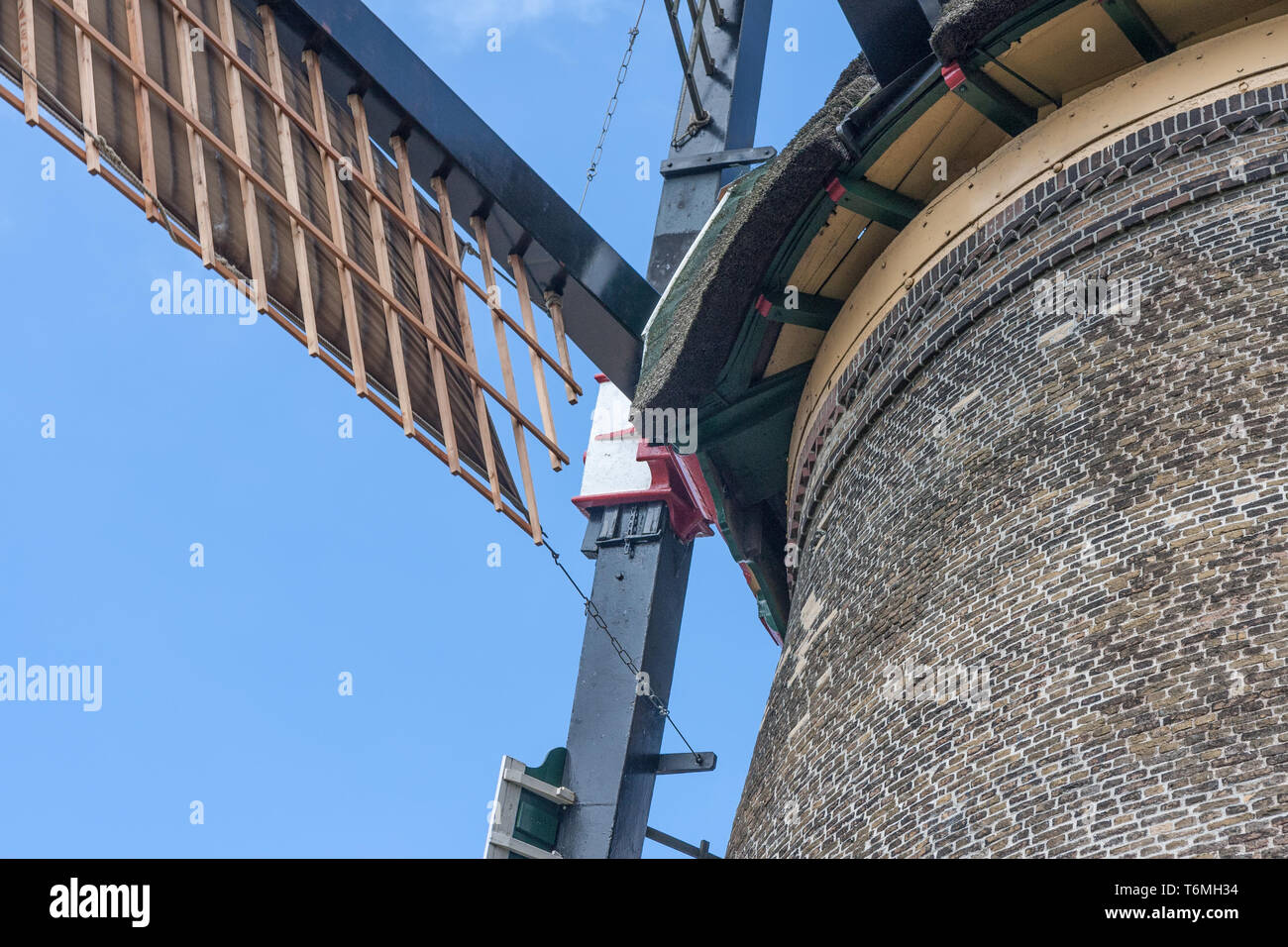 Vorderansicht bilden eine traditionellen holländische Windmühle Stockfoto