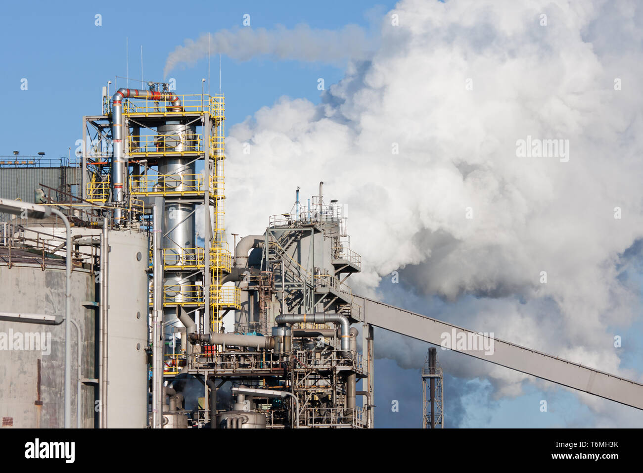 Chemische Fabrik mit Rohren und Schornsteine Stockfoto