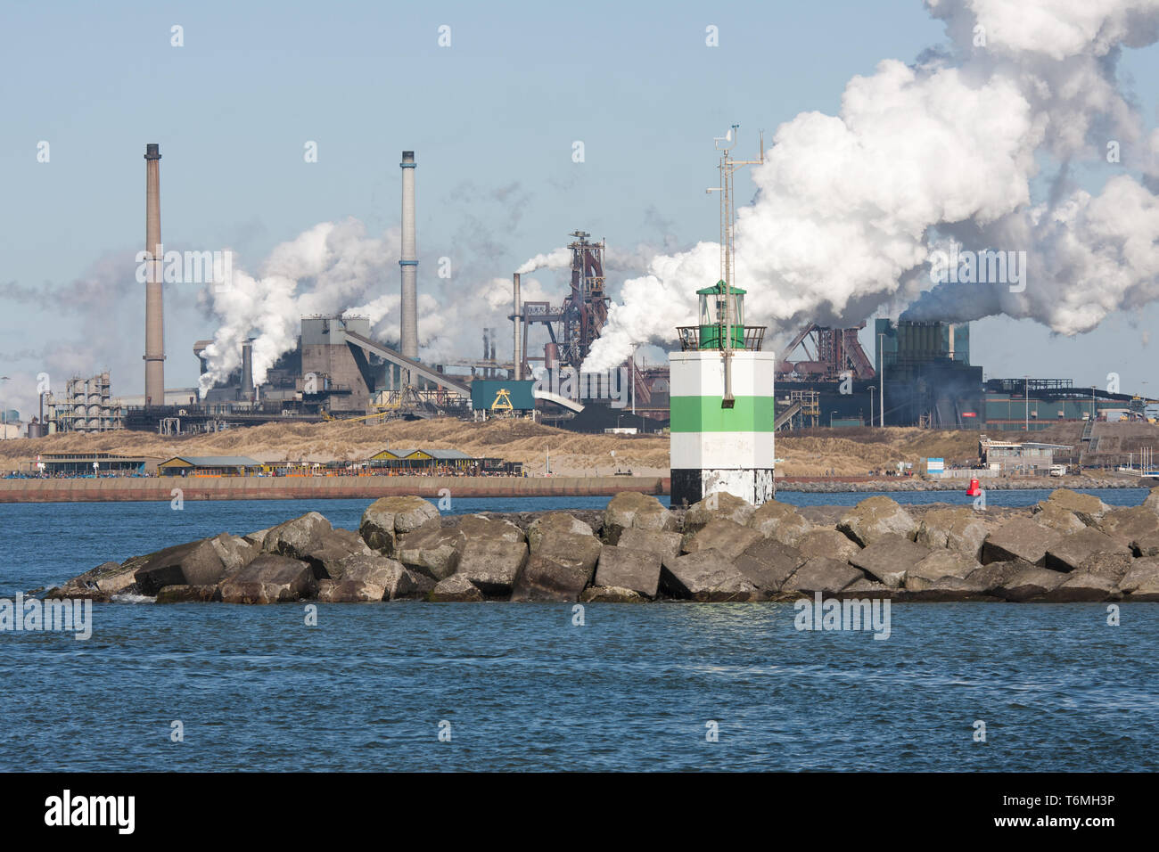 Stahlwerk mit Hafen an der niederländischen Küste Stockfoto