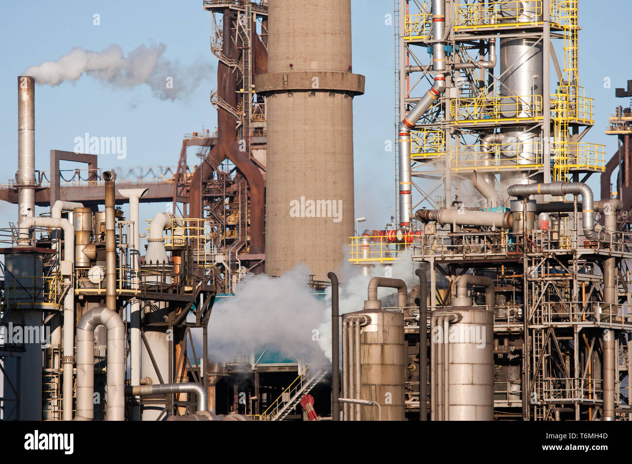 Chemische Fabrik mit Rohren und Schornsteine Stockfoto