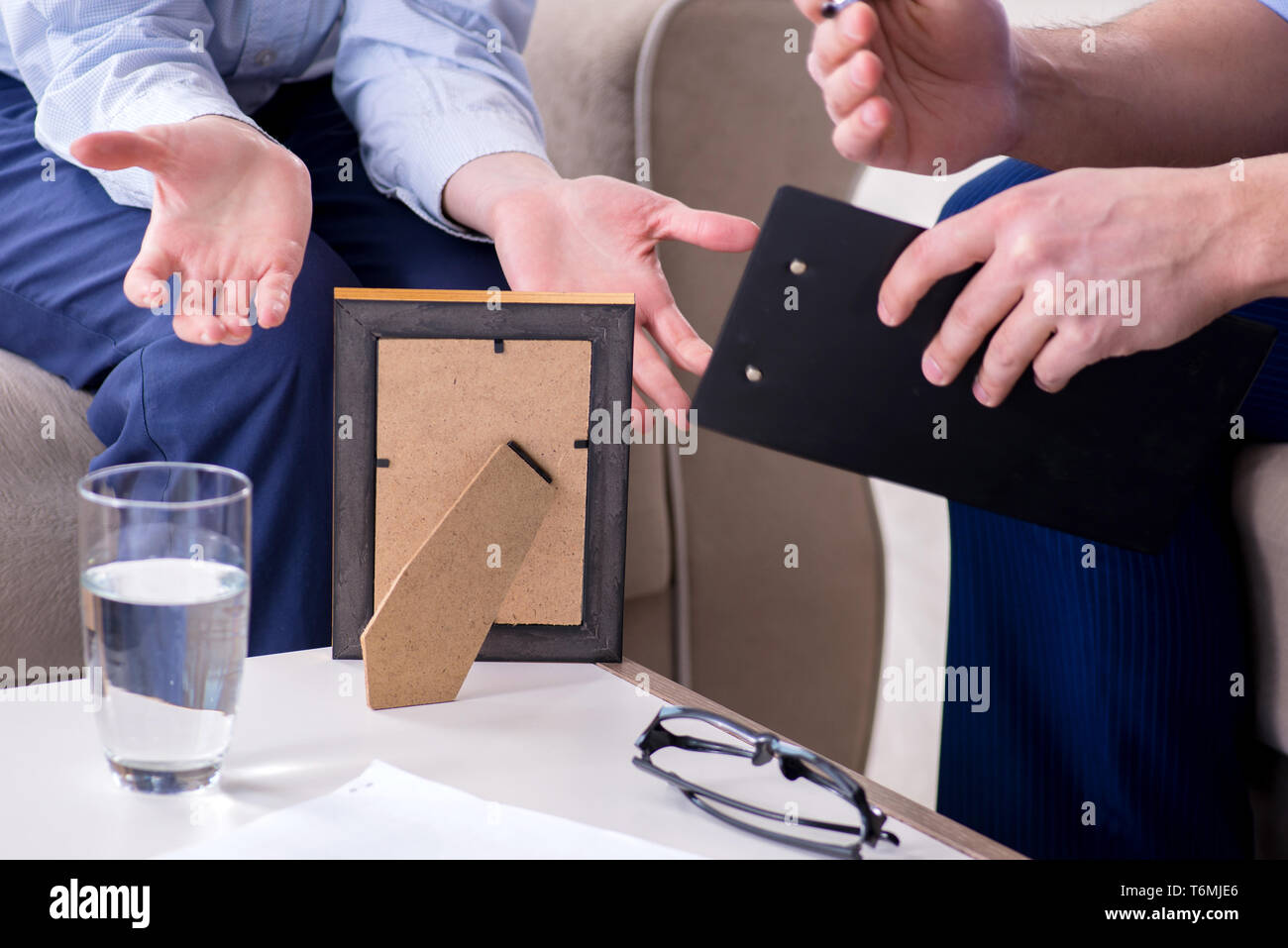 Junge Frau, die in der männlichen Psychologe für Unreciprocated Liebe Stockfoto