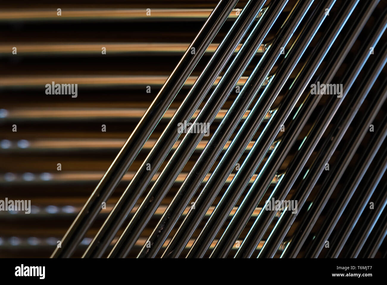 Stühle aus Holz mit Metall Beine aufgetürmt Stockfoto