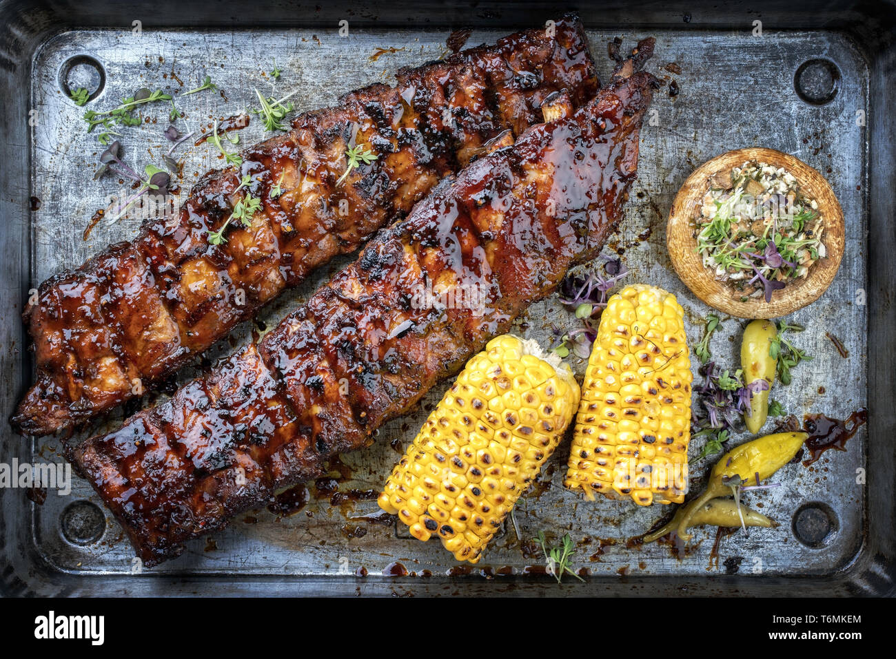 Barbecue Spare Ribs St Louis mit heißem Honig chili Marinade und Mais als  Draufsicht in einem rustikalen Pfanne schneiden Stockfotografie - Alamy