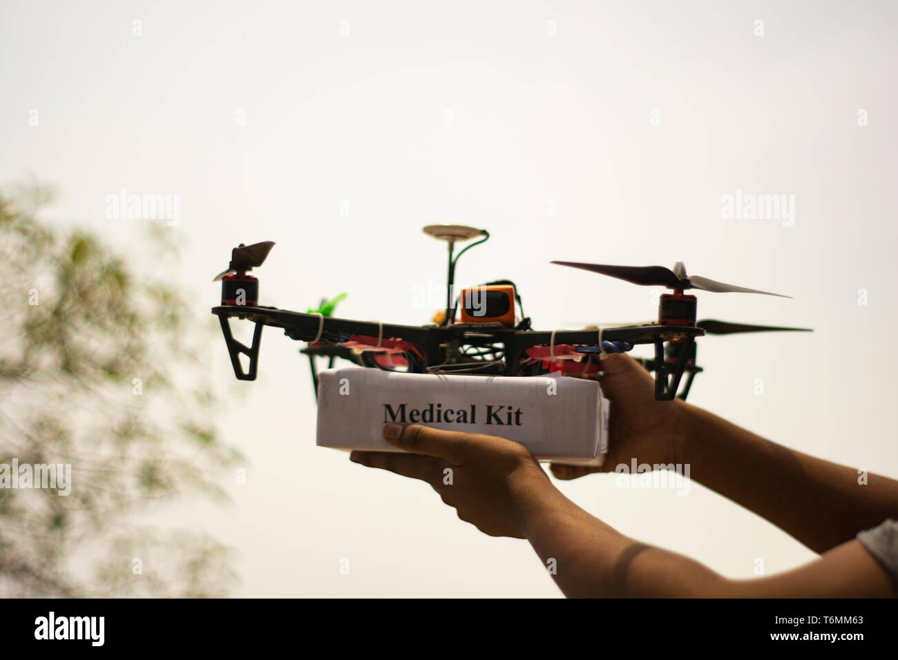 Konzept der zusammengesetzten Drone quadcopter Eine Emergency Medical Kit und Hände empfangen Medical Kit. Stockfoto