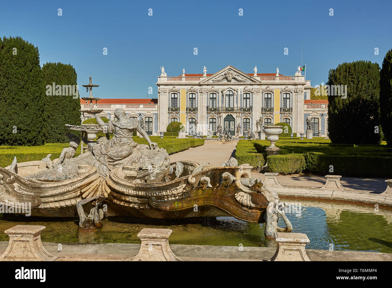 QUELUZ, Sintra/PORTUGAL - Oktober 02, 2017: Fassade, Brunnen und Gärten von Queluz Palast in Sintra, Portugal im Sommer Tag Stockfoto