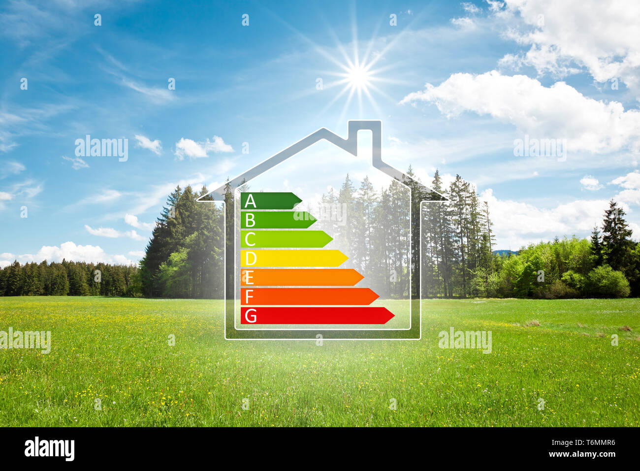 Haus im Grünen mit Energieeffizienz graph Stockfoto